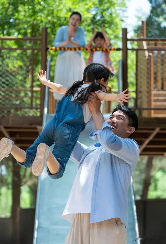 亲子游乐真的是了解孩子的绝佳机会。就拿儿童室内乐园来说，里面有攀爬架、滑梯、秋千