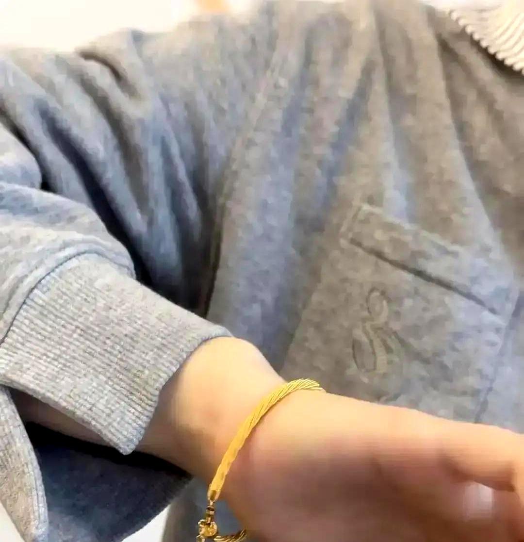 周大福柜台前，95后姑娘掏出2800，只为拍张“马蹄扣”发小红书。
 

三秒付