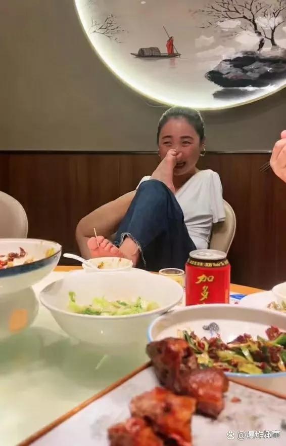 刚开始我以为表演杂技，原来是这样。