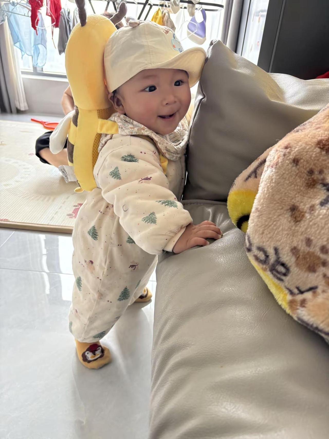 是已经能自己扶站的小朋友啦