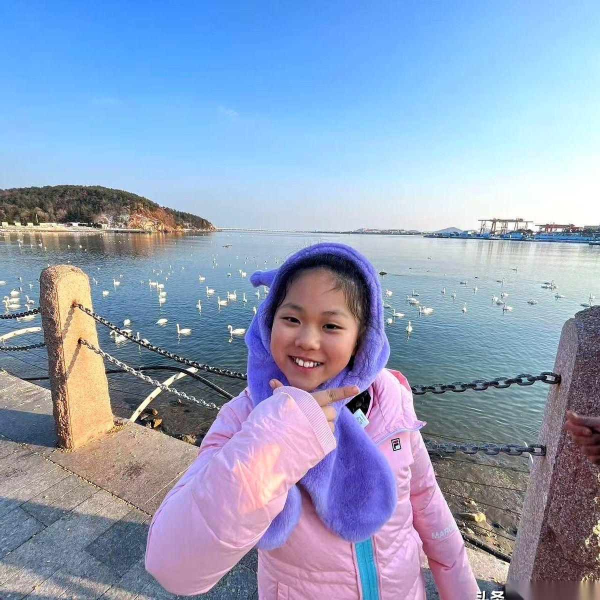 荣成樱花湖，岸边乌泱泱全是人，几百个镜头对着湖里的天鹅，快门声都听不见，生怕惊着