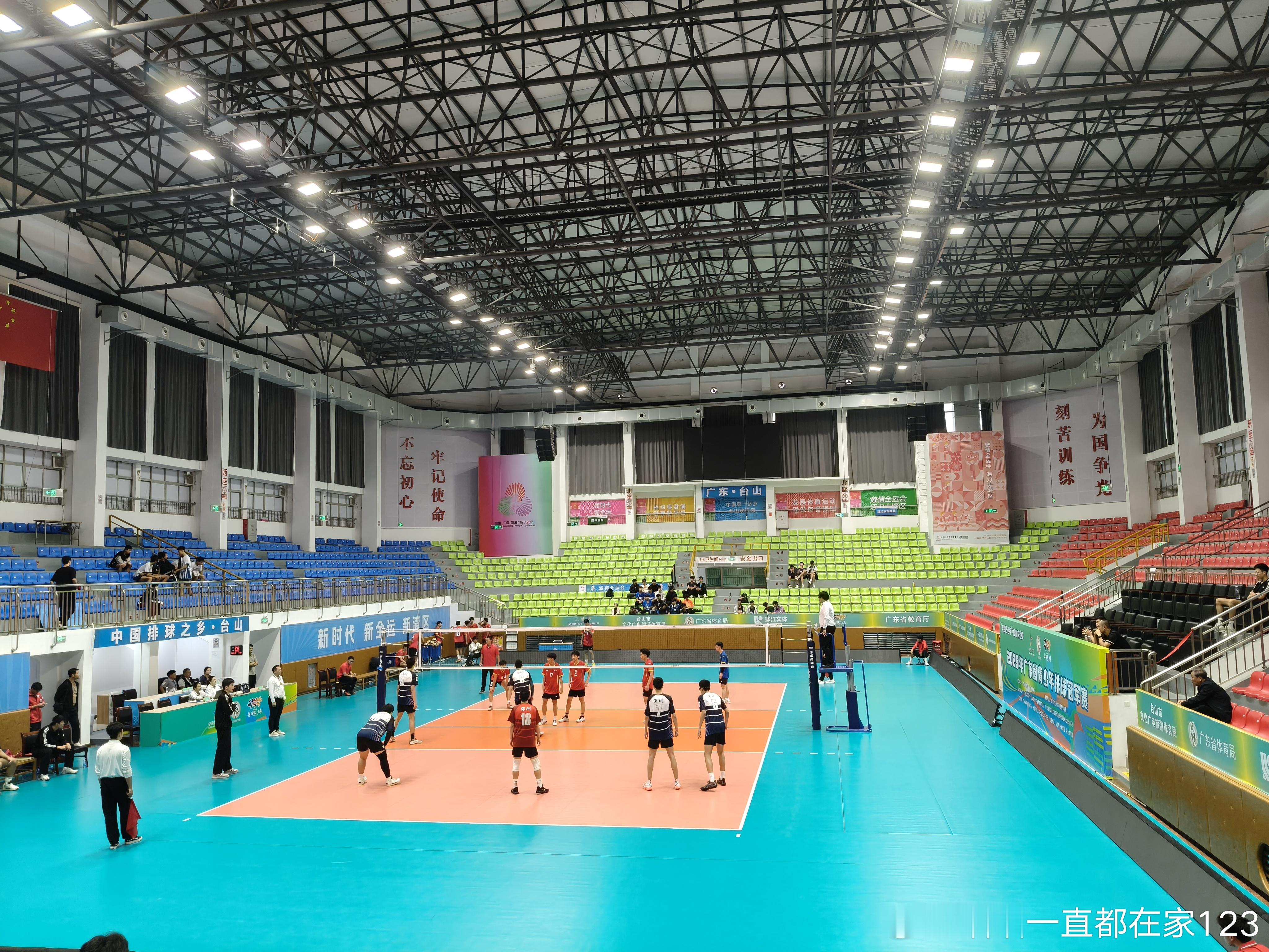 今天又是偶然带娃路过排球馆，偶遇青少年男排比赛。青少年的排球比赛总归是更精彩的，