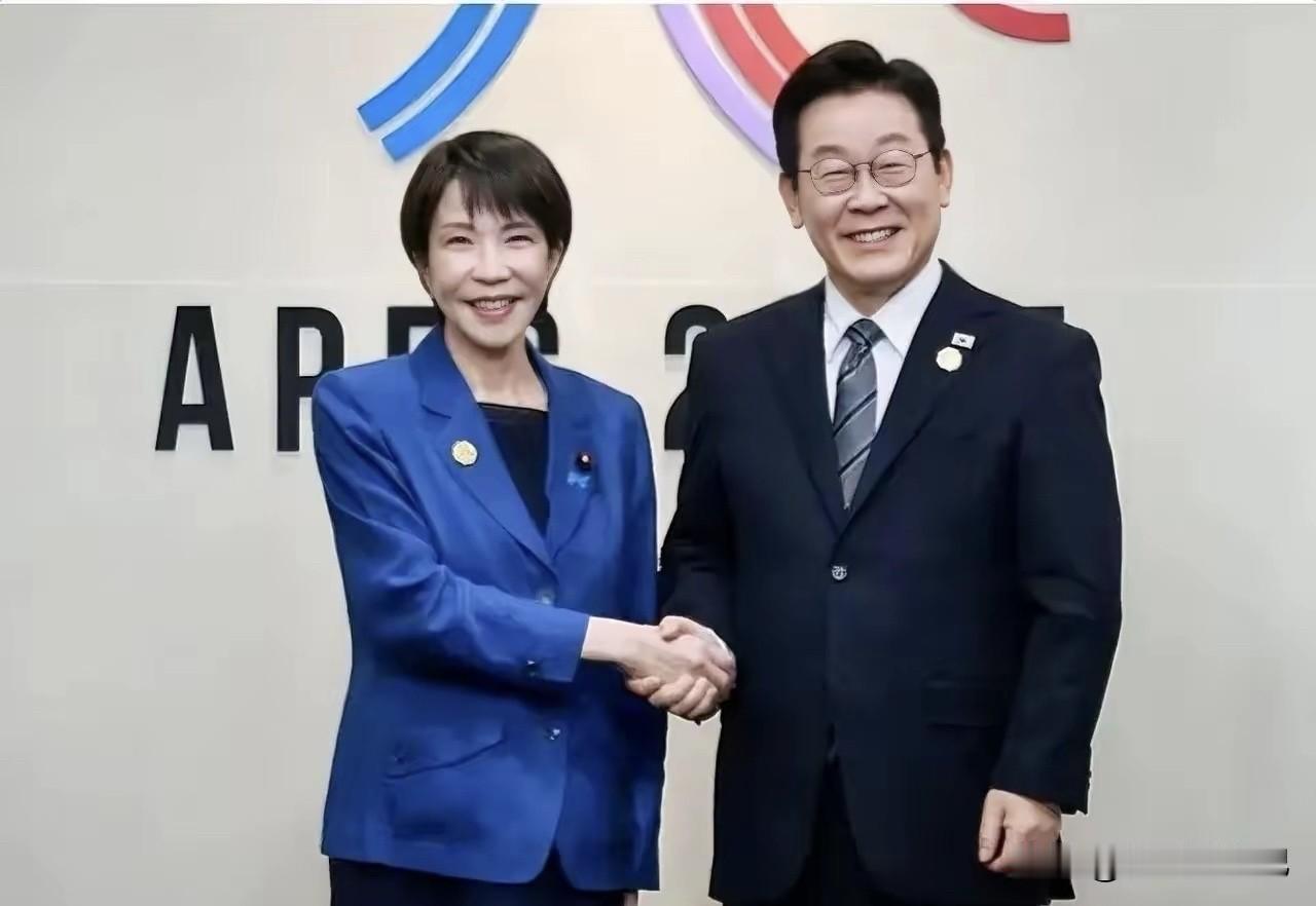 日本首相高市早苗与韩国总统李在明进行会面，双方围绕历史认知和经贸合作等议题进行了