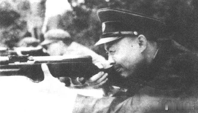 1961年，罗舜初中将在政治学院学习期间进行射击训练的照片。罗舜初中将当时已调任