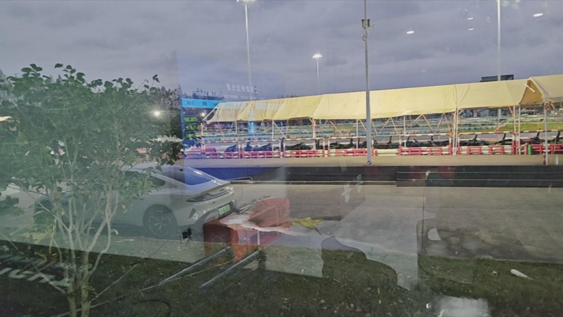 上海几家卡丁车老板和员工都开的小米