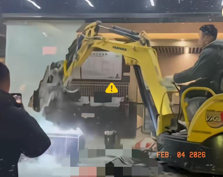 男子投资200万开浴场生意火爆，房东恶意涨房租将其赶走，男子离开前将所有装修砸烂