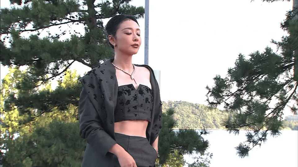 高叶腹肌 高叶在栩栩华生时尚文化大赏穿的露脐西装很干练利落，加上腹肌，让造型更有