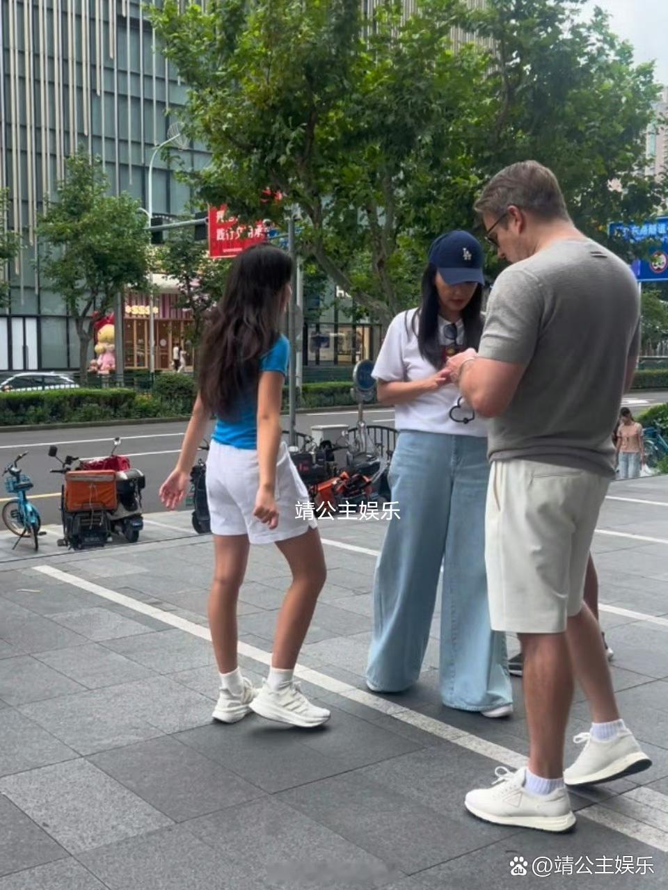 马雅舒与老公罗伯特带混血儿女逛街被偶遇。罗伯特看起来中年发福，49岁的马雅舒皮肤
