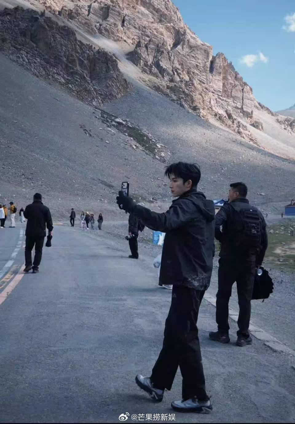 王星越爬山怎么还摔了王星越又去爬山了路人偶遇王星越爬山