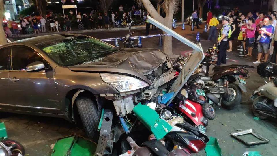 国庆返程路惊魂！玉林高速2死3伤事故
 
10月4日晚，深南高速玉林段国庆返程高