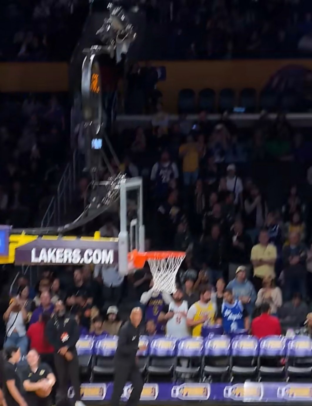 传承！布朗尼复刻詹姆斯赛前扣篮仪式，湖人主场见证父子传承时刻马刺vs湖人 在湖人