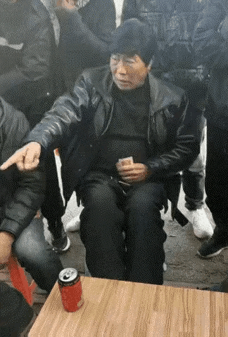 出了一口恶气？
你是爷，你厉害，也是压抑之久的愤怒，就不信兔子在一个窝里趴着，咱