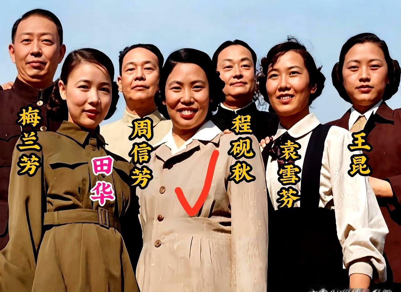 这张老合影一出来，很多人第一反应都一样：前面几位大咖一下就认出来了，可站在中间这