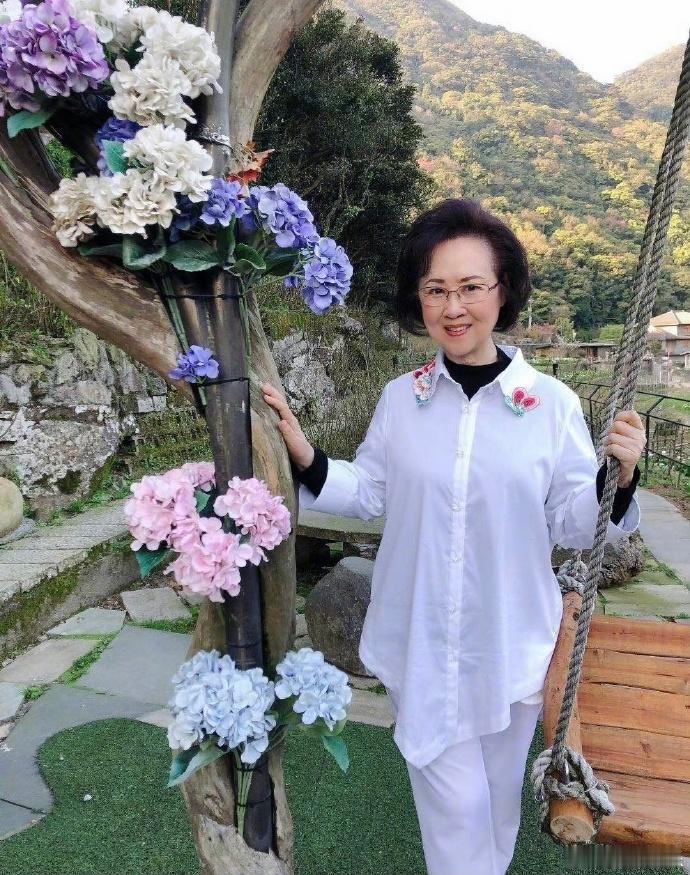 世间再不会有琼瑶新作了。
琼瑶女士走的安详、安静、安然。
她的遗作很多都是大名鼎