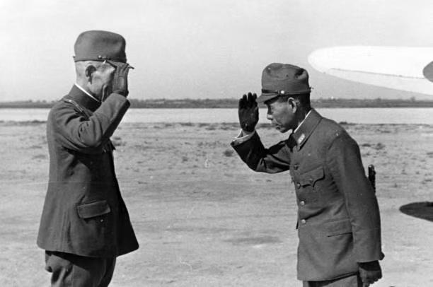 下图为1940年，日酋秩父宫雍仁亲王‌和与竹田宫恒德王“视察”南京的历史影像！