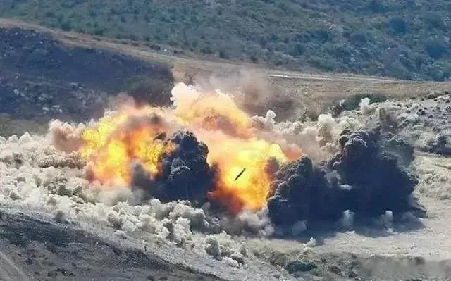 
泽连斯基就是美国的傀儡，泽连斯基打仗又不行，说明美国人再也藏不住了、忍不住了，