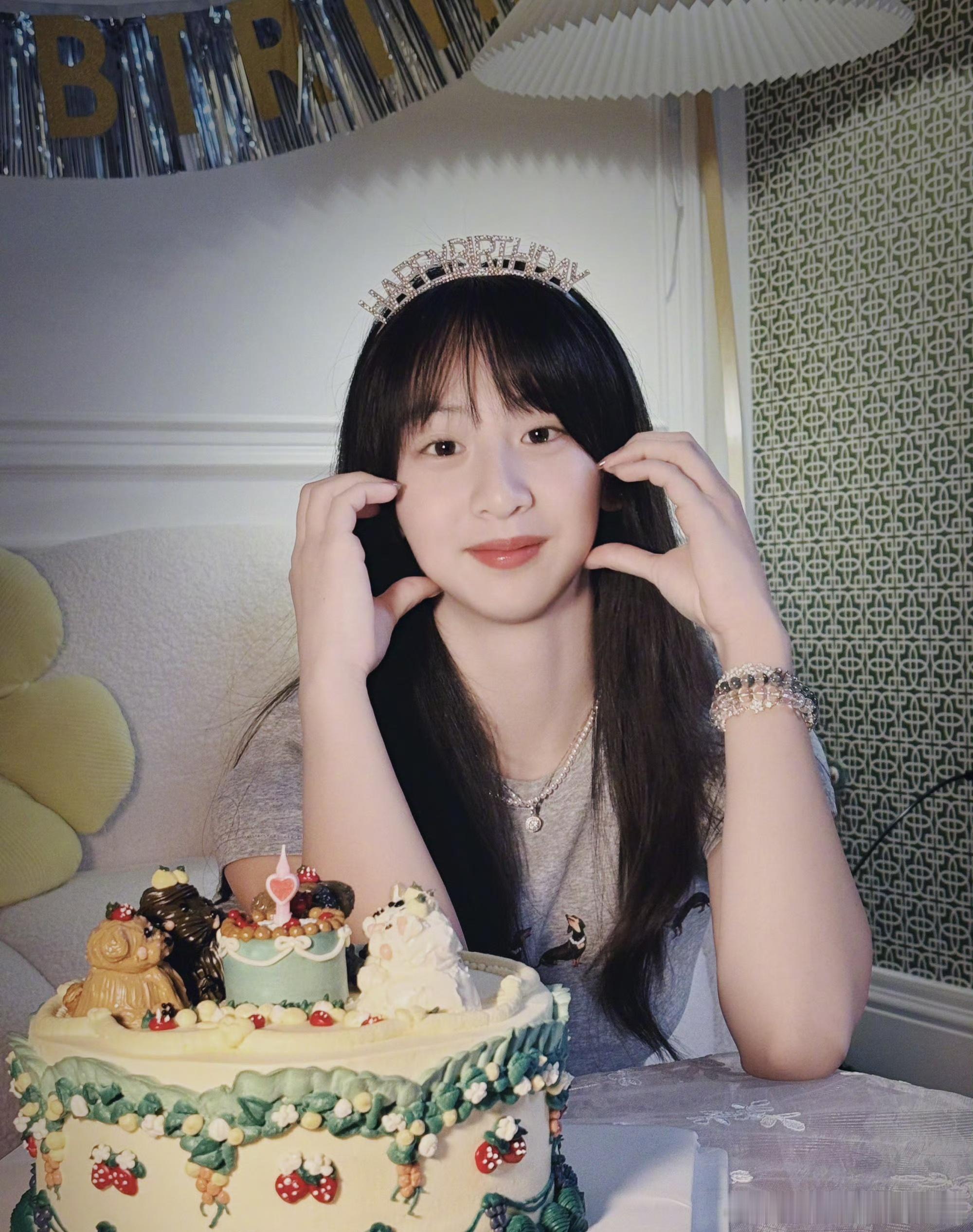 森碟17岁生日照，哦买嘎她都已经那么大了，太漂亮了可以出道[给你小心心] ​​​