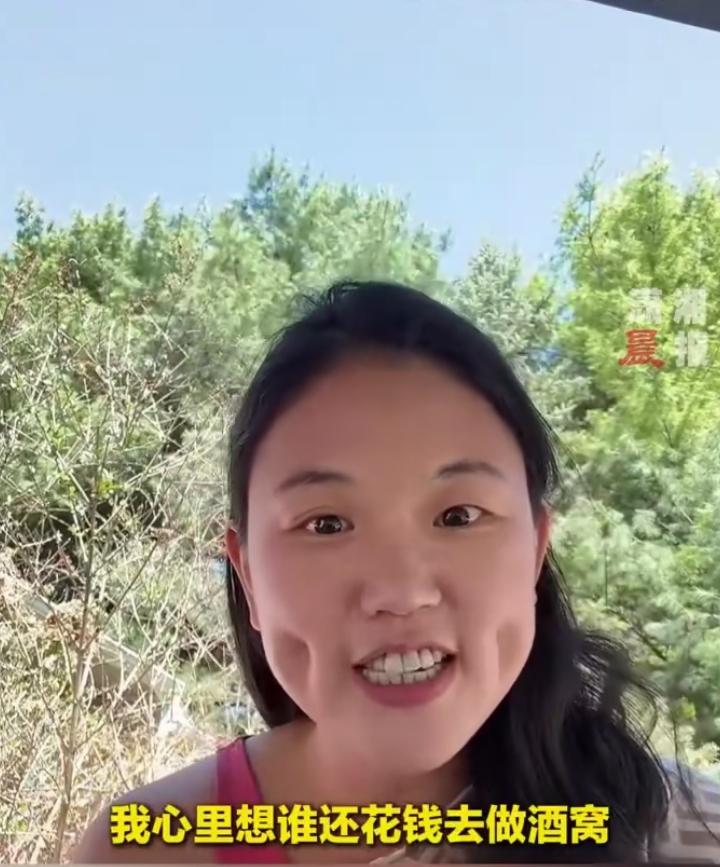 这位叫Maggie的姐姐一对大到吓人的酒窝，刷到第一眼我都愣了，有网友怀疑是AI