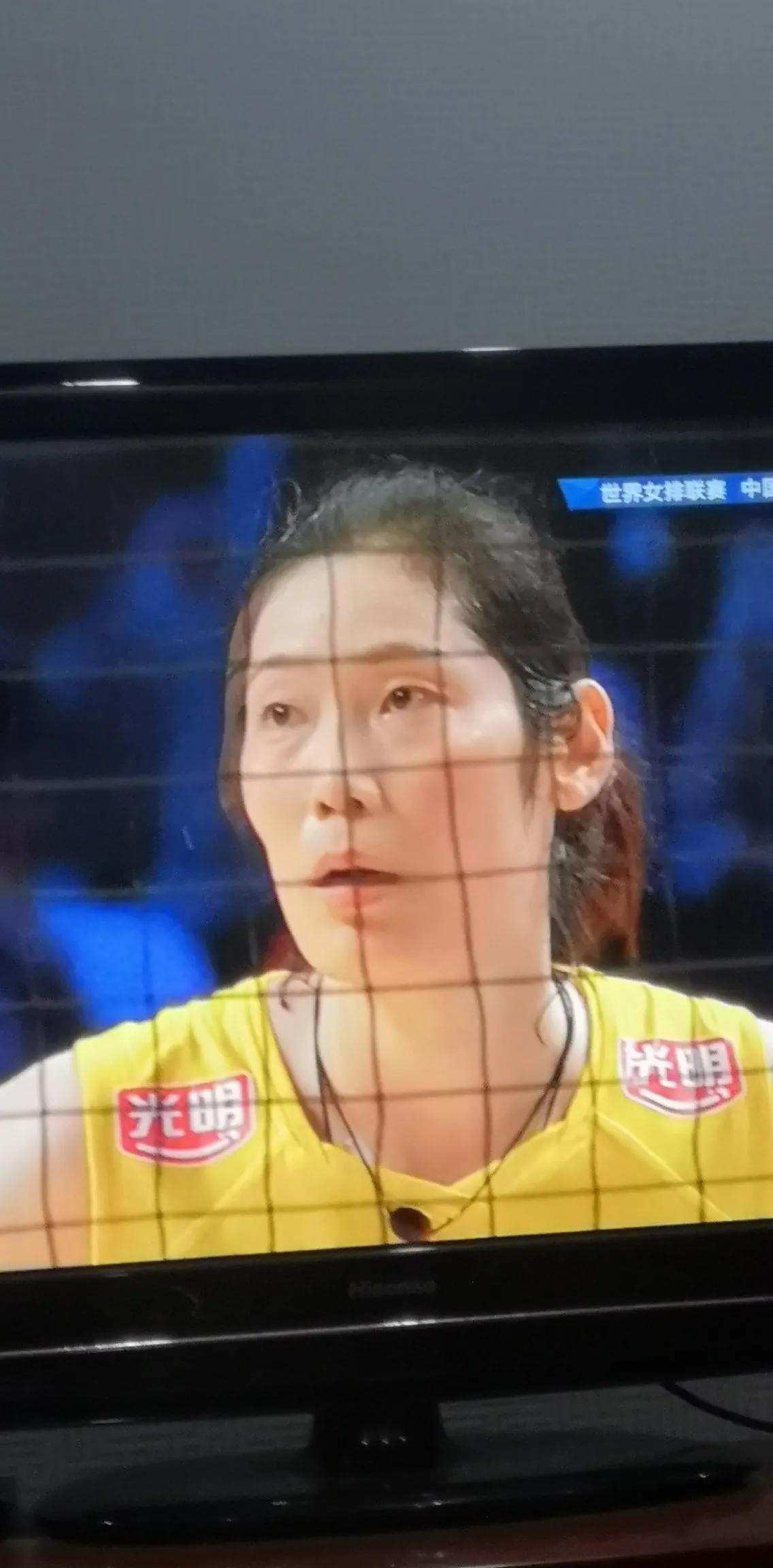 朱婷首发立竿见影，女排3：0轻取泰国。
面对不能再输的一场比赛，蔡斌终于醒悟过来