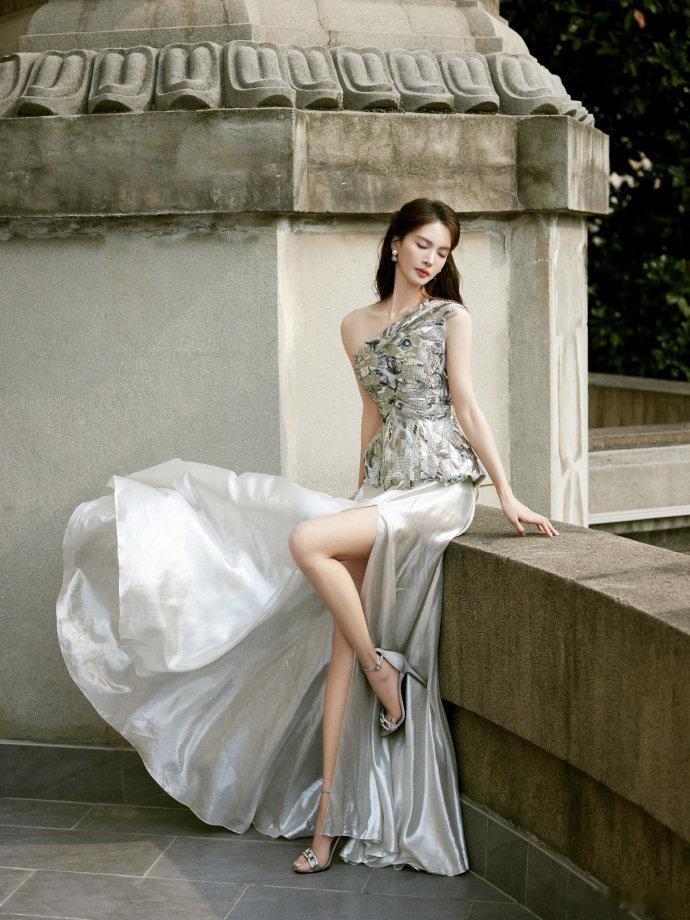 #金晨盛放有时#金晨身着波光粼粼裙，如同璀璨星辰般闪耀。她的美丽在这一刻盛放，散