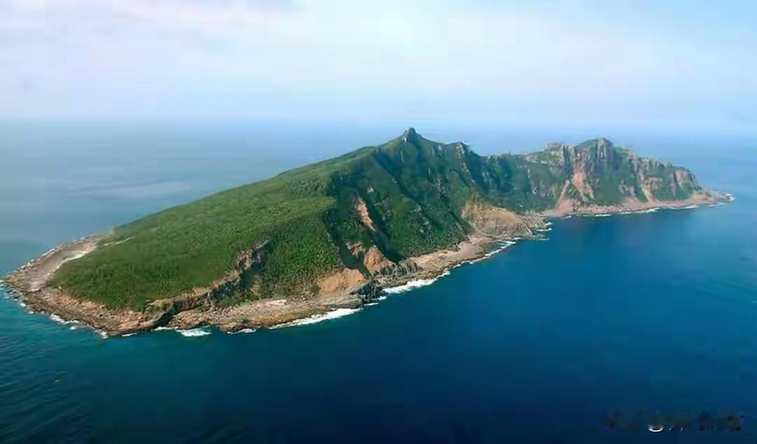 近日日本状况频出。据《日本经济新闻》，日本央行行长暗示12月加息，日经指数暴跌近