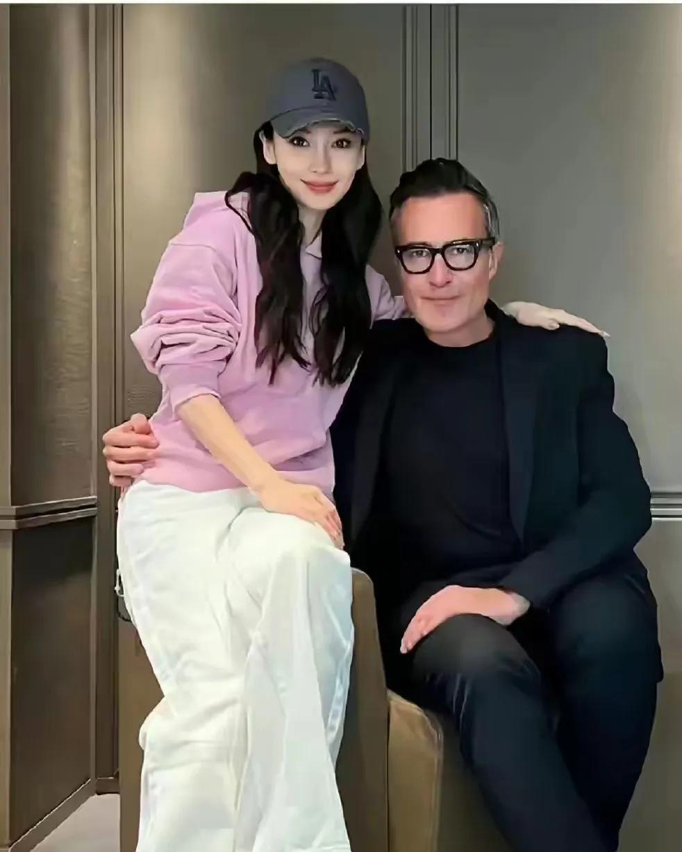 今早我给奶奶看了这两张图片，

奶奶:这女长得好看吗？

奶奶眯了眯了眼睛，看了