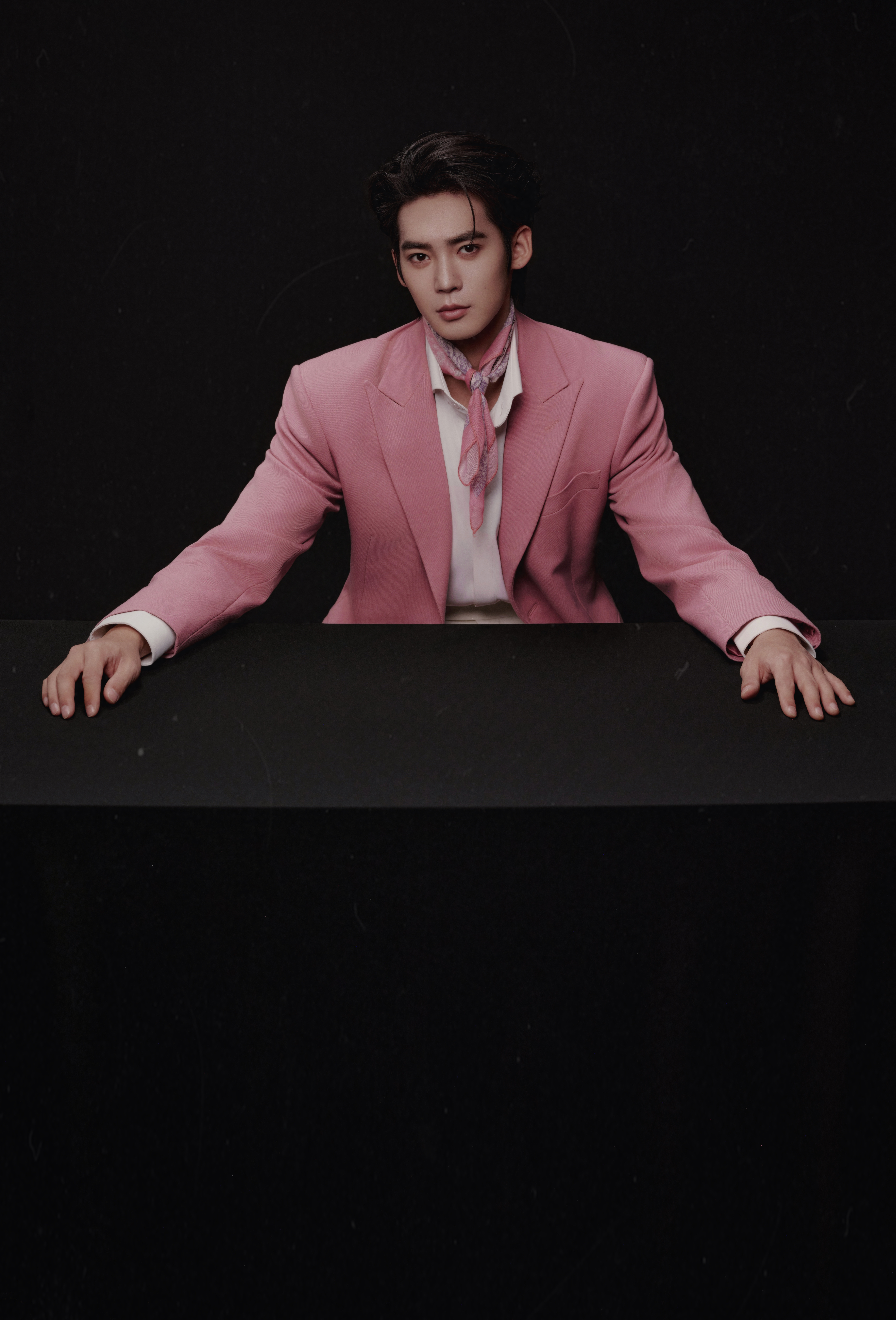 于适代言活动新造型 ！印花丝巾与粉色西服外套点缀 ，今天是醇香 、细腻的葡萄酒味