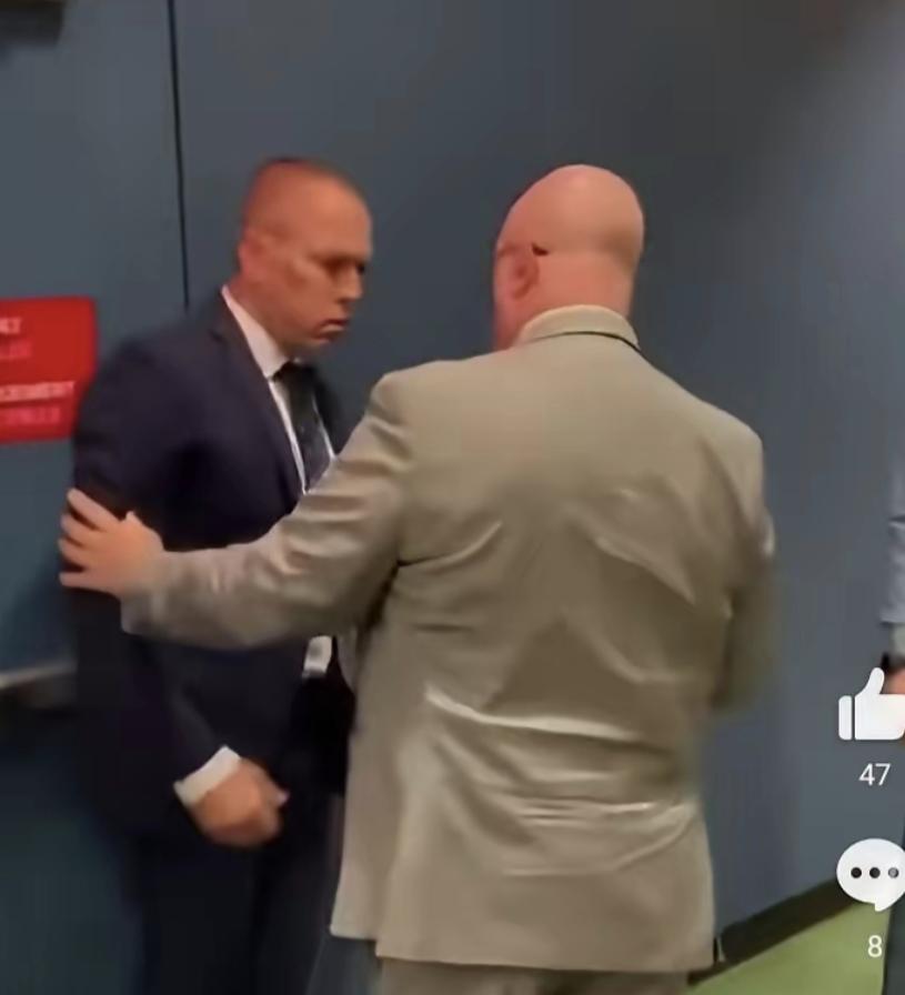 以色列驻联合国大使被轰出了会场！



这位以色列大使还当自己是在美国，以为在联