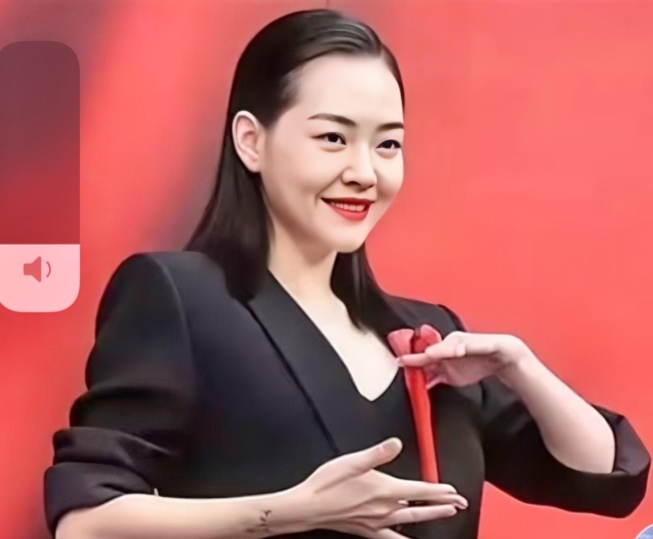 小S越长越像大S
刚刚刷到这一消息，小S烈焰红唇出席活动，全面复出，面相变了，一