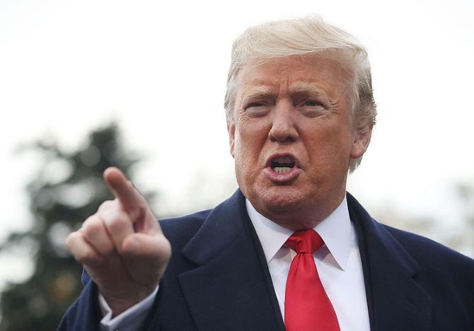 警报拉响！特朗普的专机要是敢朝台湾海峡飞，东风-17高超音速导弹和歼-20隐身战