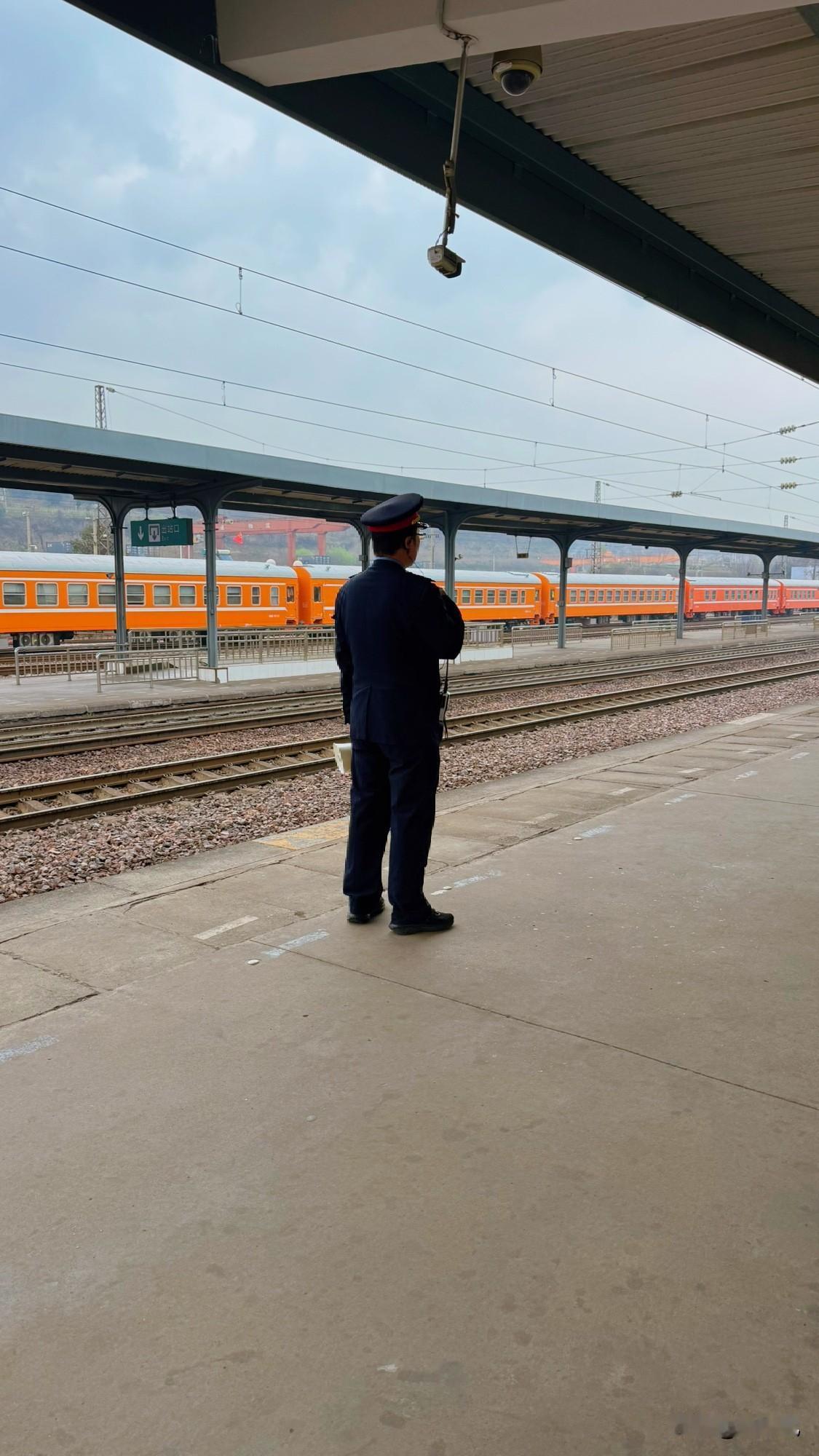 和同学相约自由行：穷游。

绿皮车上人少极了，座位旁边的女人戴的帽子高度至少20