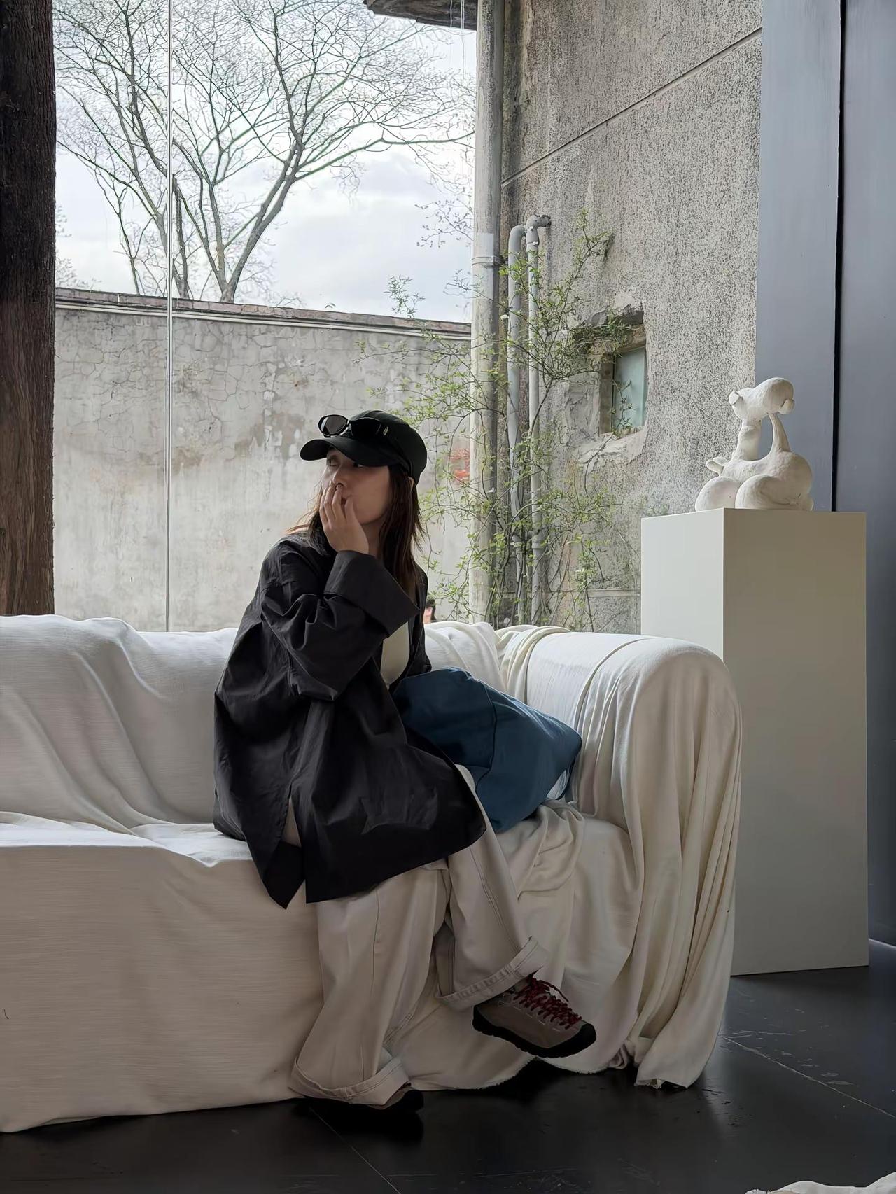 今晚加个班 最近的超爱呀！ ootd主打一个毫不费力 ootd白色风衣 浅浅oo