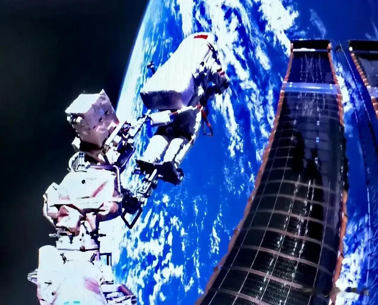 最近喜事连连啊！5月28号我们太空出差三人组相互配和顺利完成历时最长太空行走作业