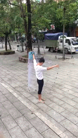 你这样捞鱼
会被打残吧