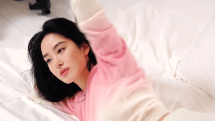#杨采钰腰线#看来自律的人的确是特别了不起！杨采钰的腰线是她迷人之处的一部分，展