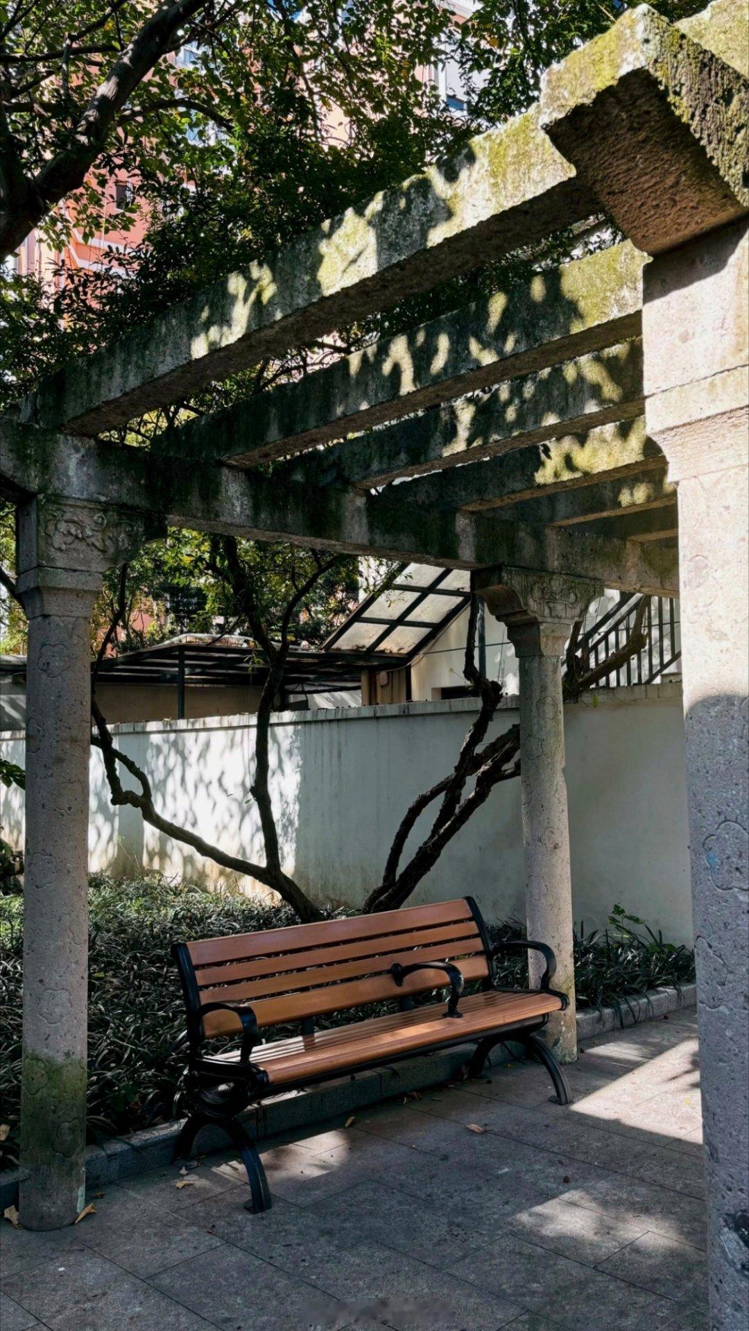 闸北“基督教徒墓门房”每次路过闸北公园，总觉得湖对岸那栋红砖黛瓦的老建筑格外特别