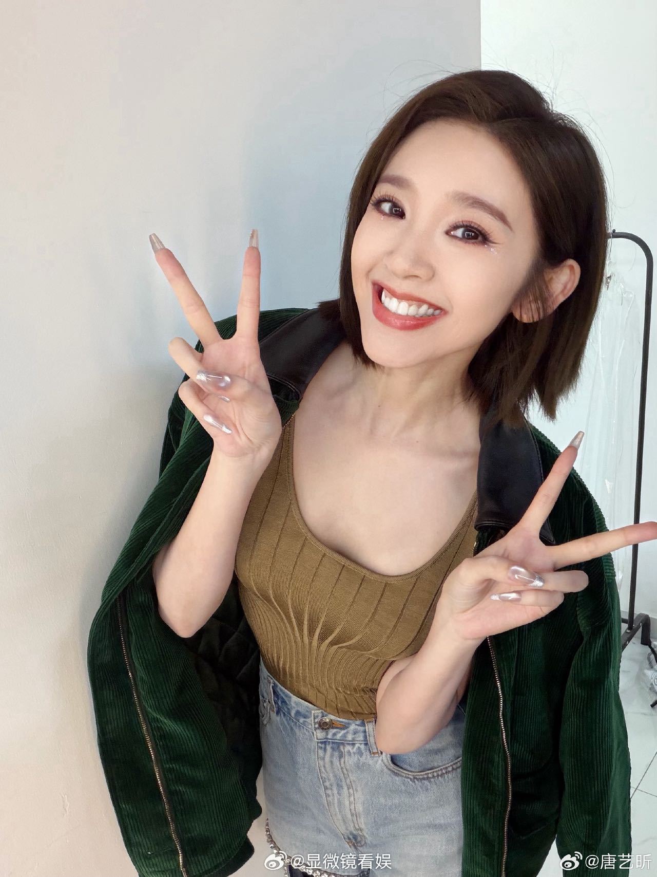 唐艺昕人气 是谁每天在蹲的微博营业！姐姐今日乘风自拍🈶！初舞台即将带来唱跳舞台