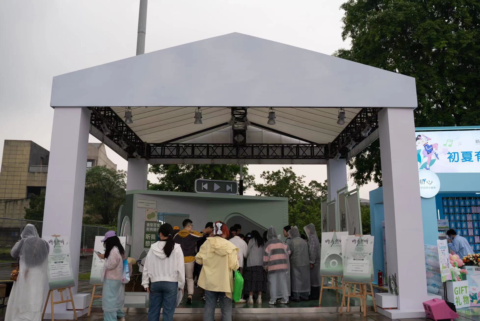 #五一很短但六天很长#虽然说在四川音乐节的现场，大家都是又唱又跳，但是华为Pur