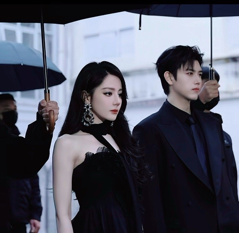 爆光啦。这组图直接把《白日提灯》的氛围感焊死了，迪丽热巴一身黑裙撑伞走出来，黑道