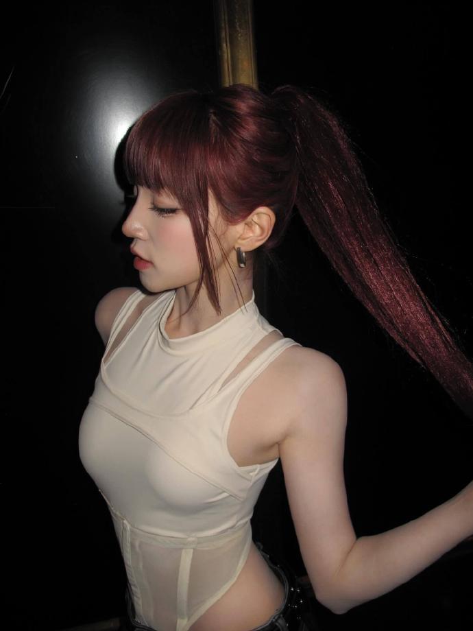 宋雨琦
酒红的马尾
垂成一道流动的火焰
在暗夜里，在舞台的光斑里
烧着未凉的热忱