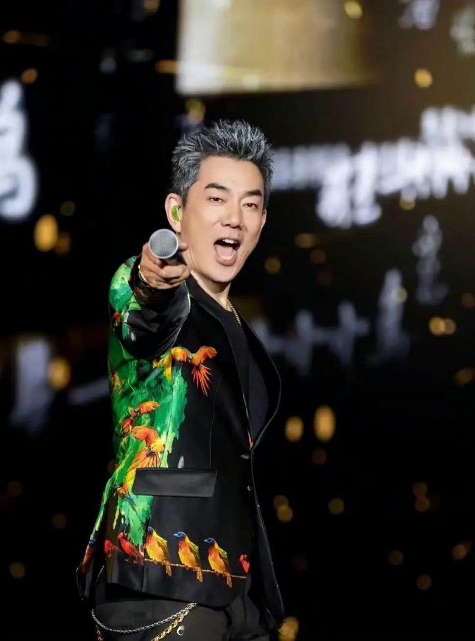 在任贤齐杭州演唱会找回18岁说到他的歌，我脑海里蹦出的就是《心太软》，对了这首歌