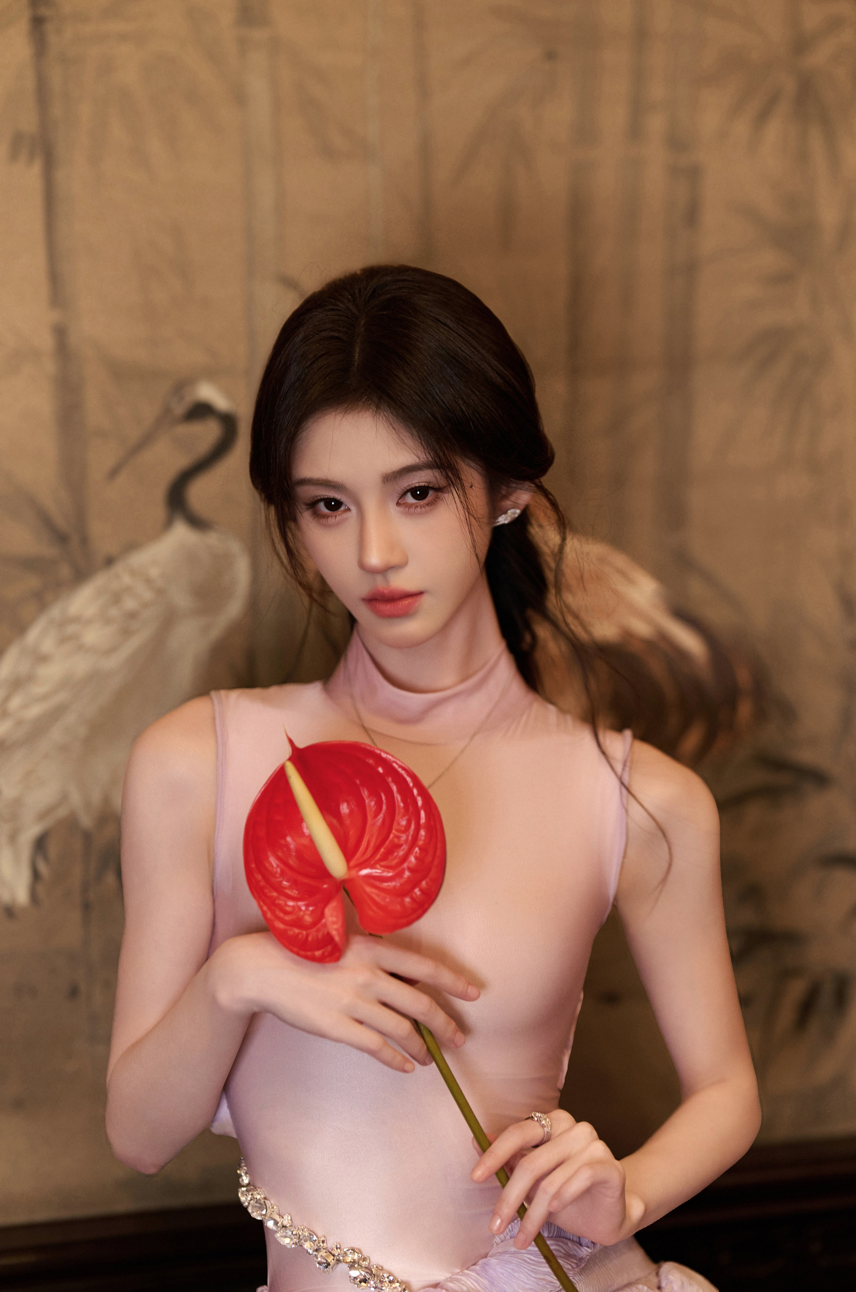 鞠婧祎 紫裙曳地，清辉落肩，她在舞台中央把歌声酿成月光，每一个音符都裹着细碎的星