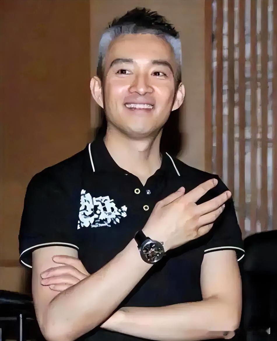 10月31日晚，“前最帅央视主持人”亚宁通过新社交账号发布视频宣布复出。他主持的