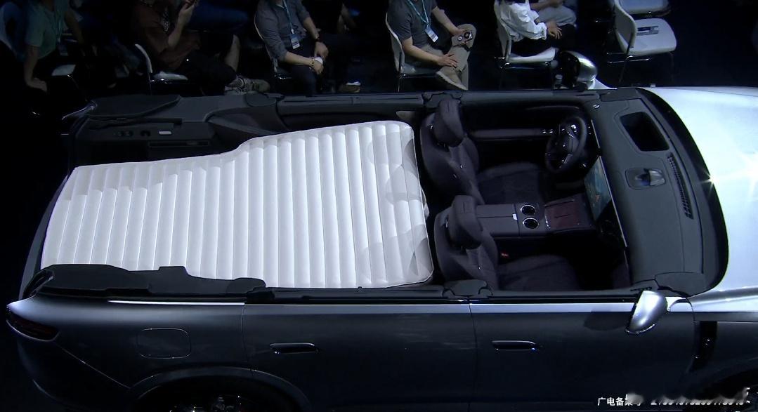 不到一分钟，后排秒变大床，岚图X8这个座舱收纳太顶了！  岚图泰山x8再曝座椅黑