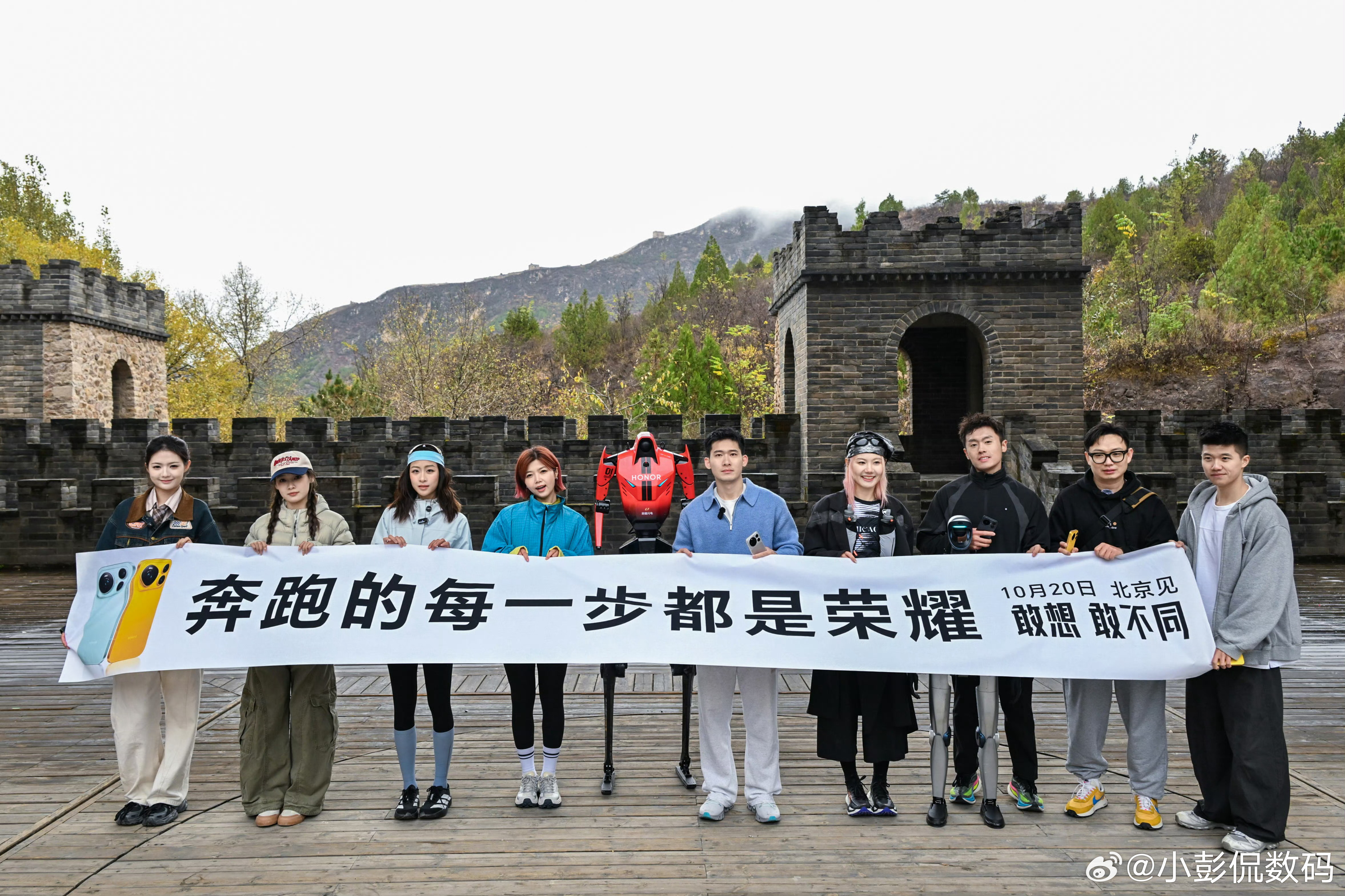 闪电萨维赵家驹罕见线下同框竞速谁能想到马拉松传奇萨维、越野大神赵家驹，会和荣耀机