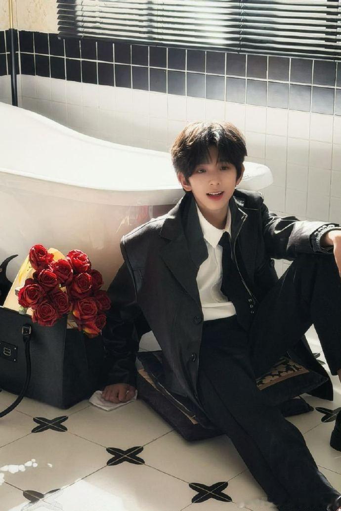 陈浚铭是自带光芒的宝藏少年，台上气场全开，唱跳稳、烟嗓迷人，舞台表现力拉满，每一