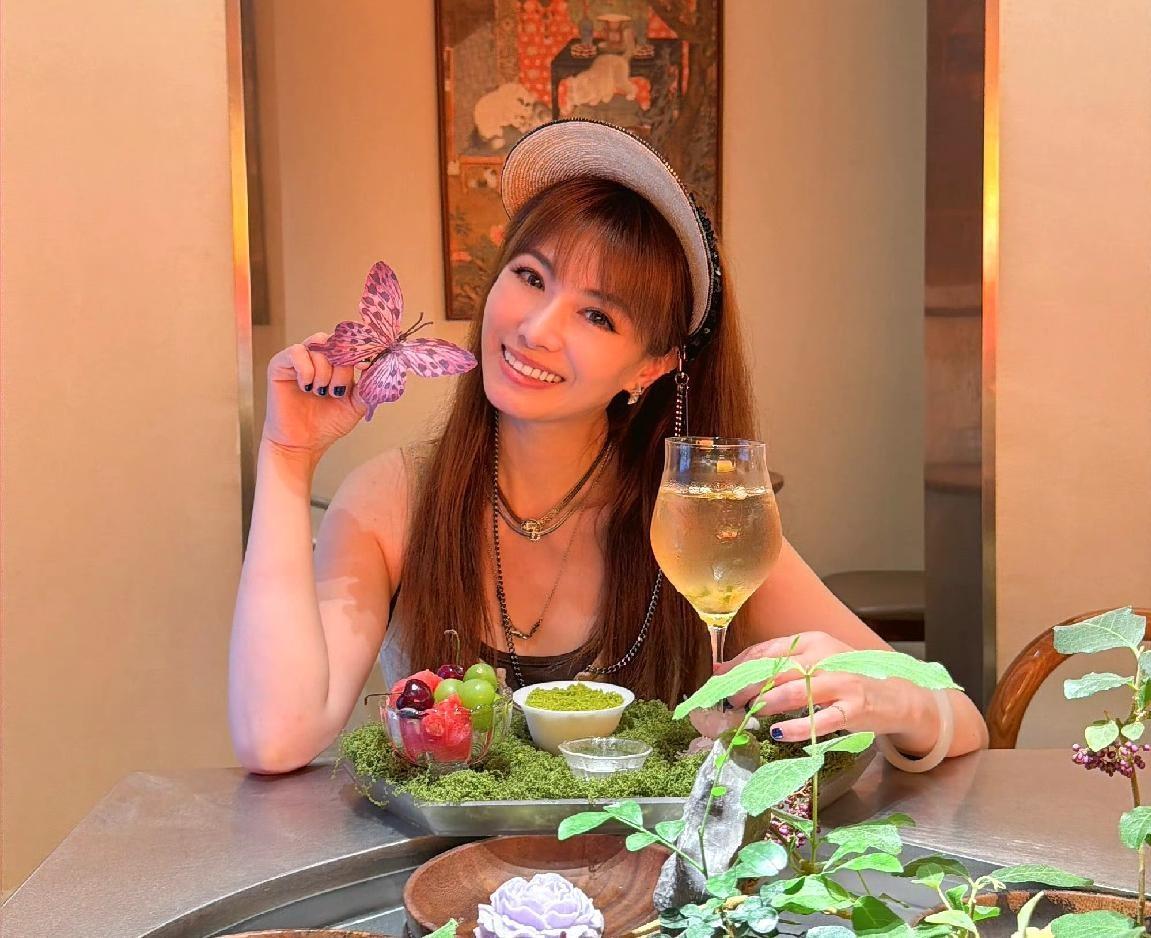 万蒂妮拿到了上戏全日制博士的录取通知书，而且这一去就是整整四年。上海主持圈里，除