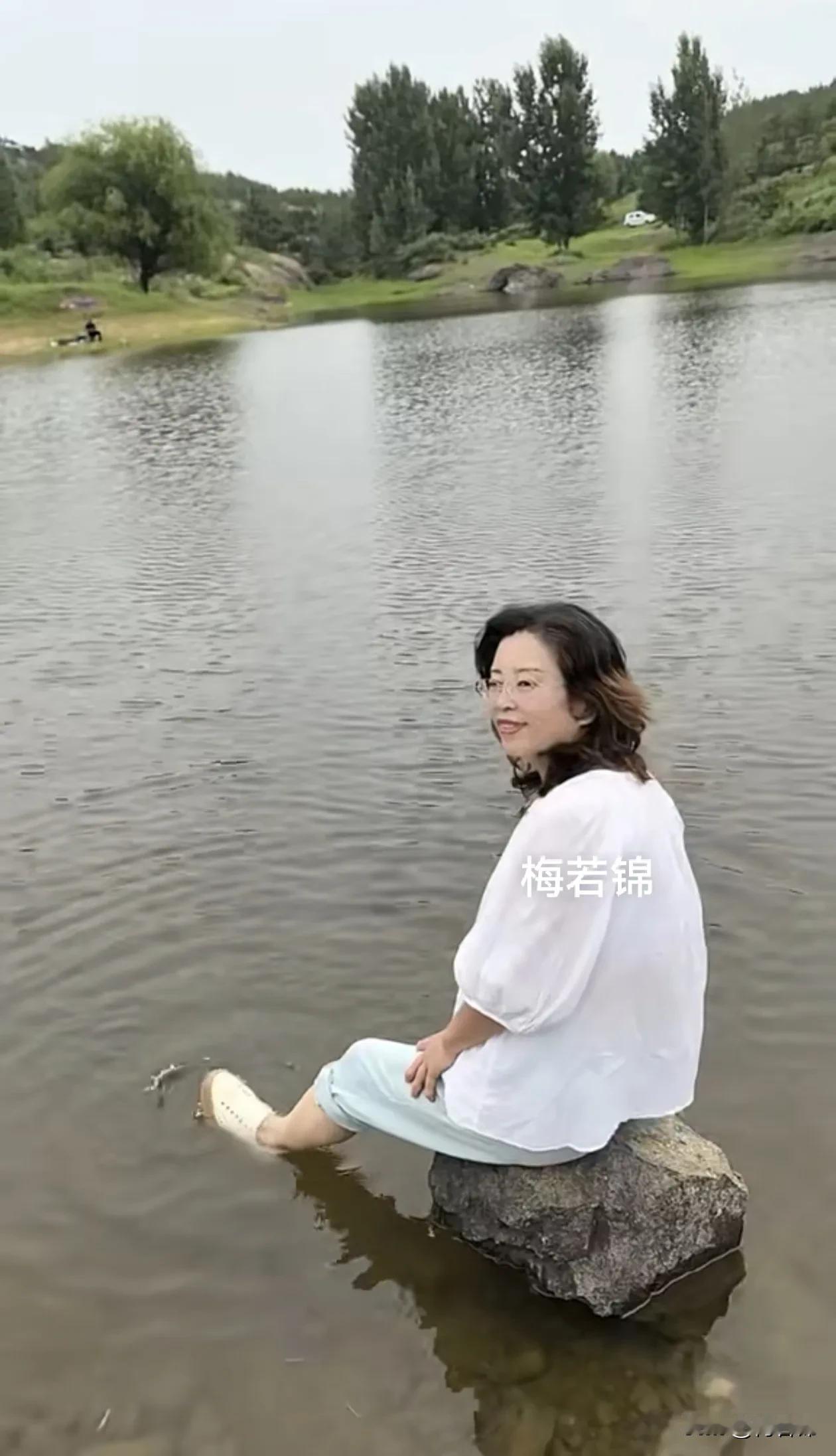 也不管今天大暑天气炎热。去了一趟老公的老家，把院子里的杂草清理一下，割点韭菜。又