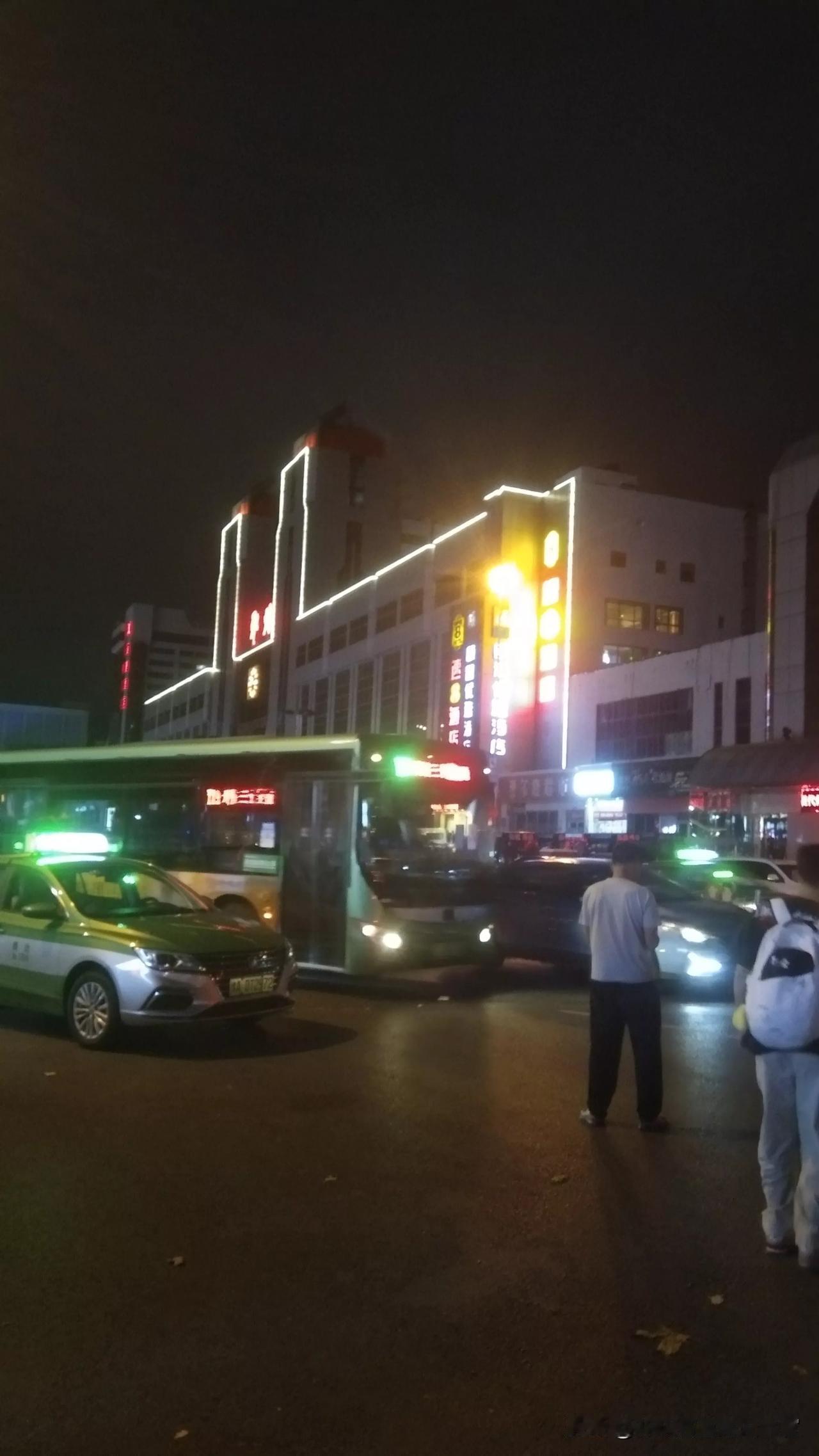 深夜，多少长腿美女在这些中国城市穿行，很多人都是单行，也没有什么风险。

想想，