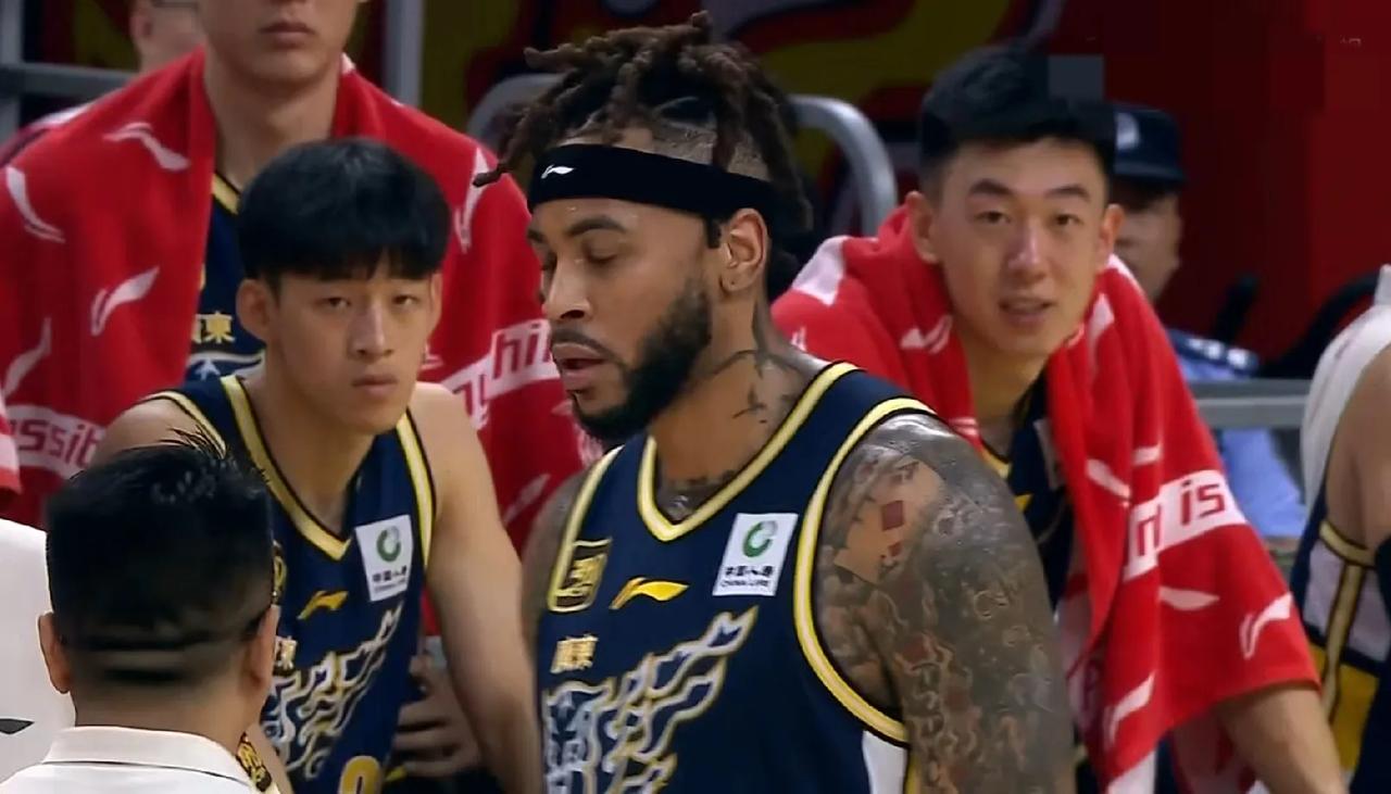 广东123:88深圳，对广东队员评价如下:
1，莫兰德:9.7分——防守大闸，能